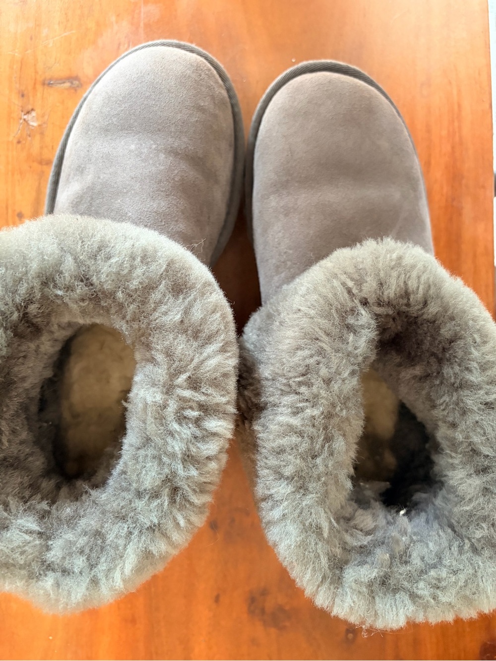 UGG Short Shearling Boots in Gray
